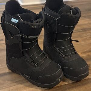 Burton Black Snowboard Boots with Lace-Up Design